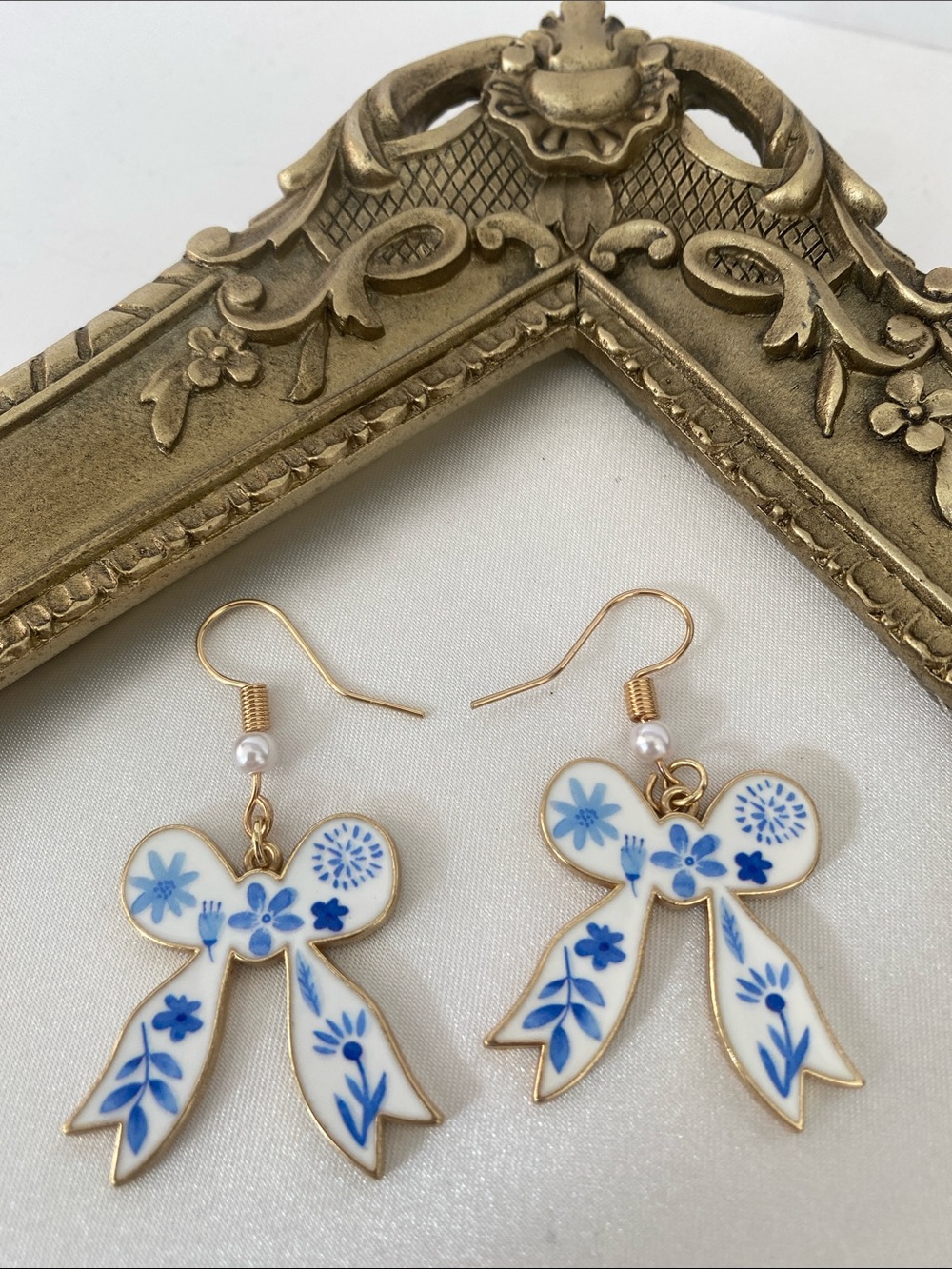 Blue White Floral Bow Earrings Gold Tone Dangle Cottagecore Delft Style Cute NEW